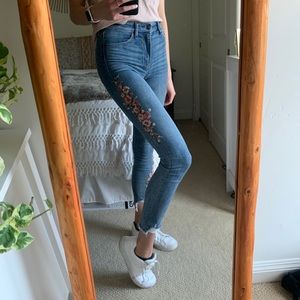 A&F Simone High Rise Ankle jeans embroidered